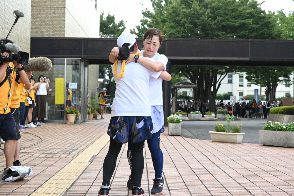 【画像・写真】総合司会・水卜アナ　フルマラソン42・195キロ完走　沿道に笑顔振りまき　4走・いとうあさこへ