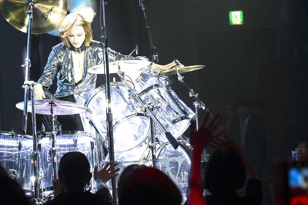 ディナーショーでドラムを叩くyoshiki スポニチ Sponichi Annex 芸能