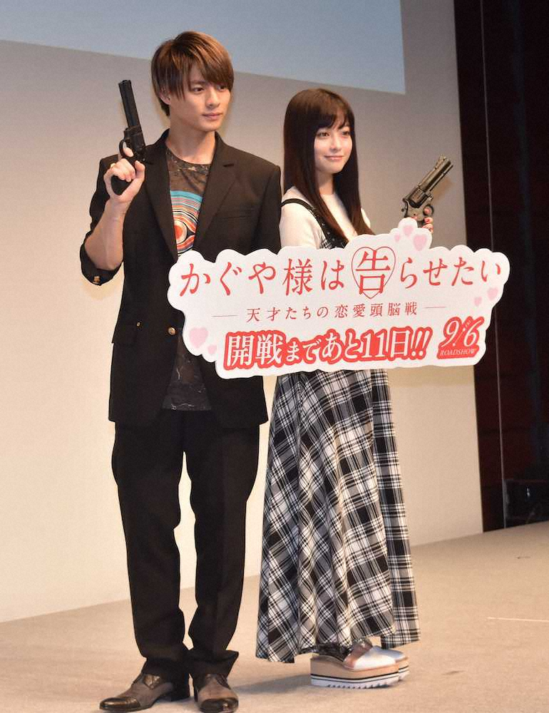 映画の公開前イベントに登場した平野紫耀（左）と橋本環奈