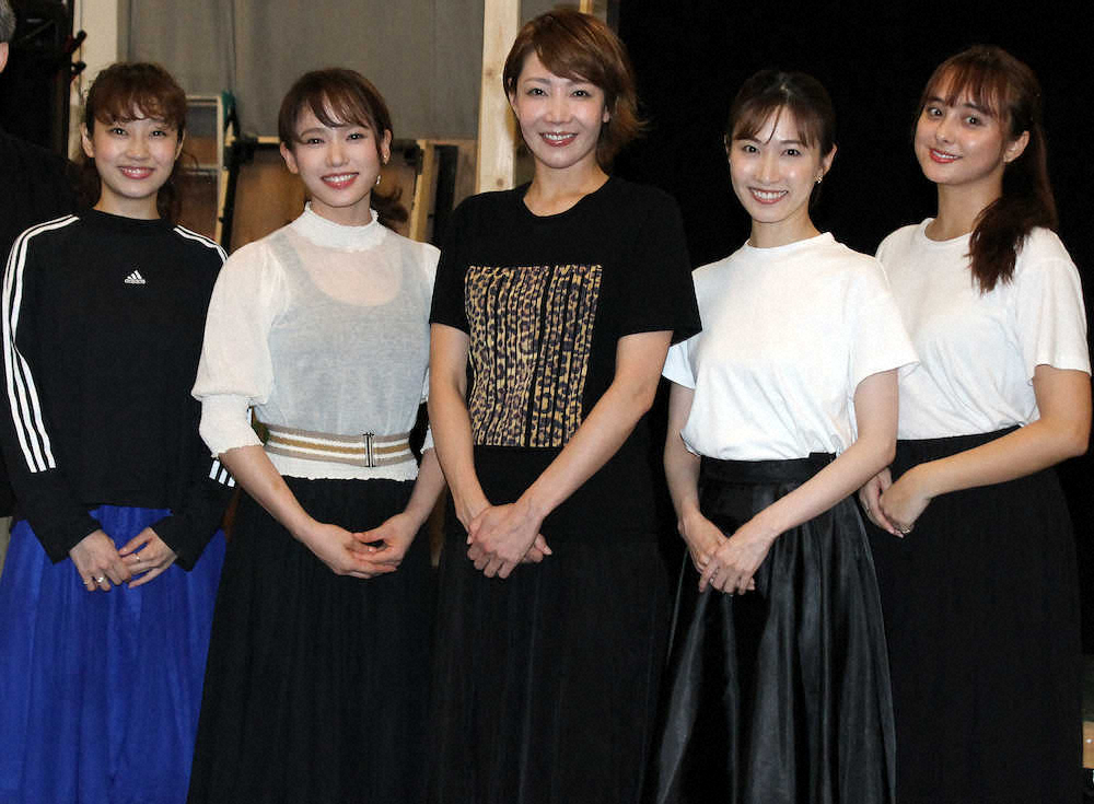 ミュージカル「FACTORY　GIRLS」の稽古を公開した（左から）清水くるみ、ソニン、柚希礼音、実咲凜音、石田ニコル