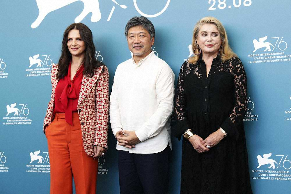 第76回ベネチア国際映画祭で写真撮影に応じる（左から）ジュリエット・ビノシュ、是枝裕和監督、カトリーヌ・ドヌーブ