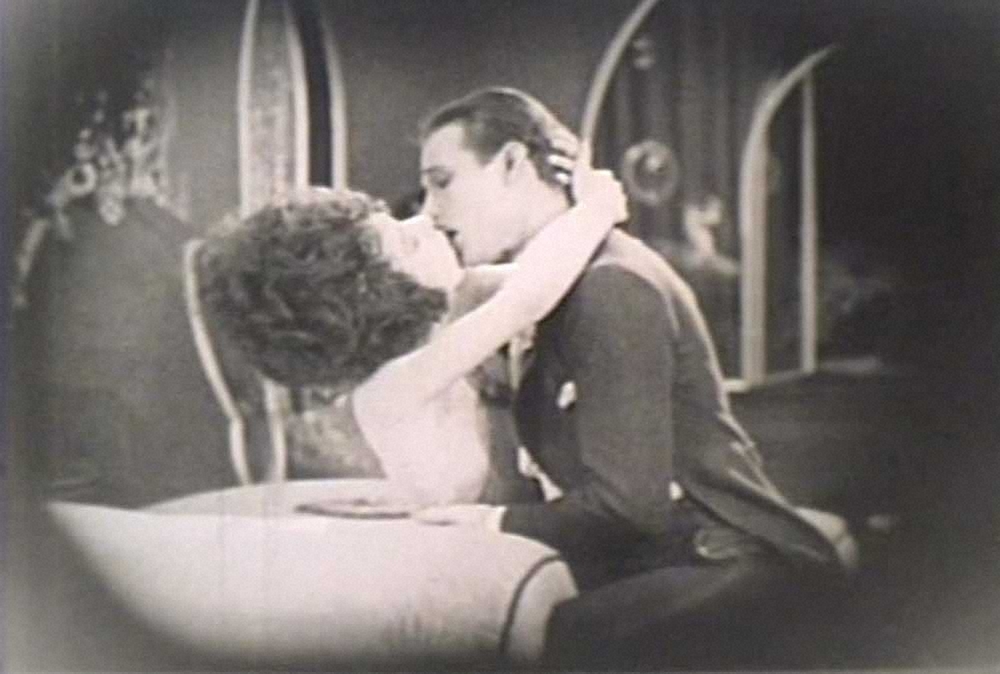 1921年公開の無声映画「椿姫」のバレンチノとアナ・ナジモバのキスシーン