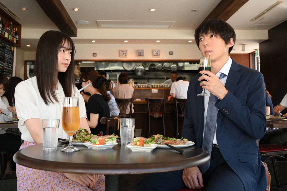 【画像・写真】高橋一生演じる我聞慎二と恋の進展が予感される市川円を演じる唐田えりか（C）TBS