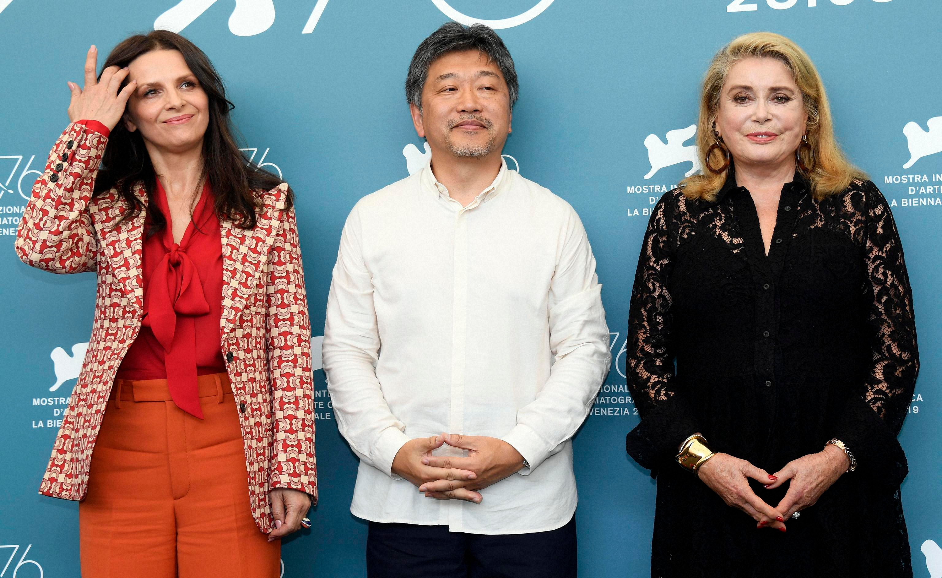 第76回ベネチア国際映画祭に出席した（左から）ジュリエット・ビノシュ、是枝裕和監督、カトリーヌ・ドヌーブ（AP）