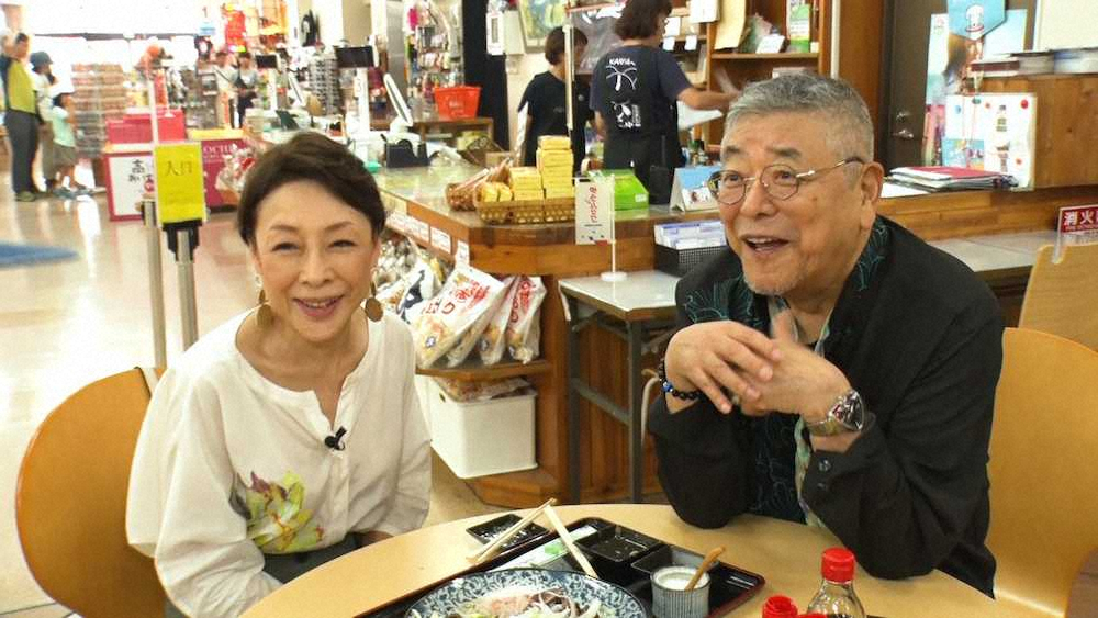 ABCテレビ「相席食堂」に出演した中尾彬（右）と池波志乃夫妻