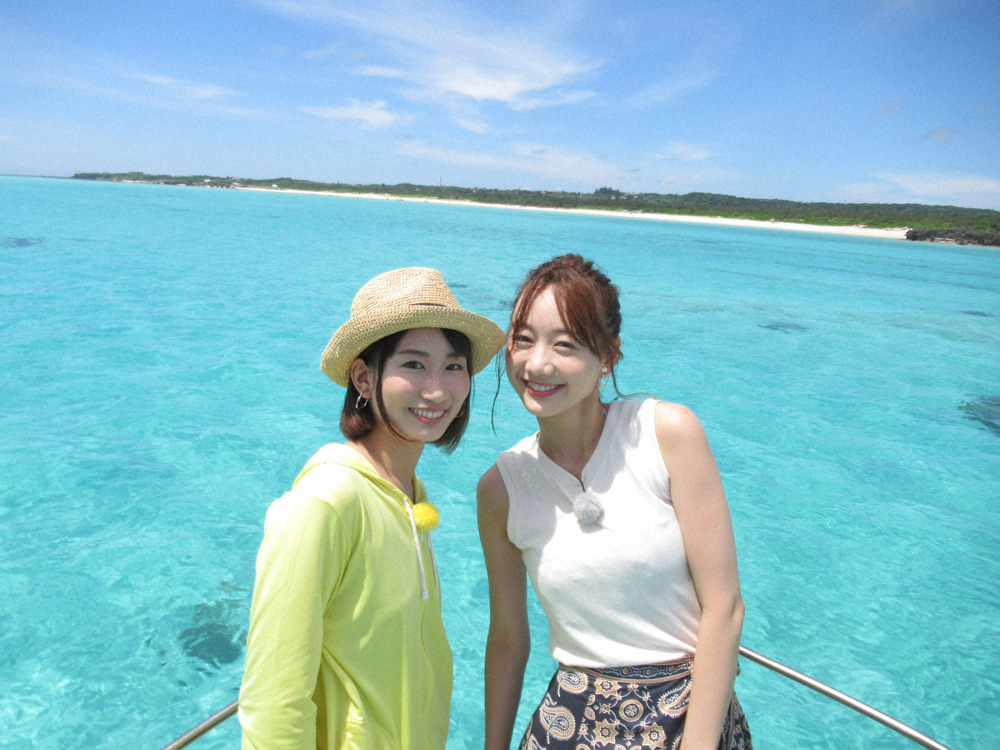 与論島からのグラスボートで幻の浜を目指す詩歩（左）と高田秋（C）SBS静岡放送