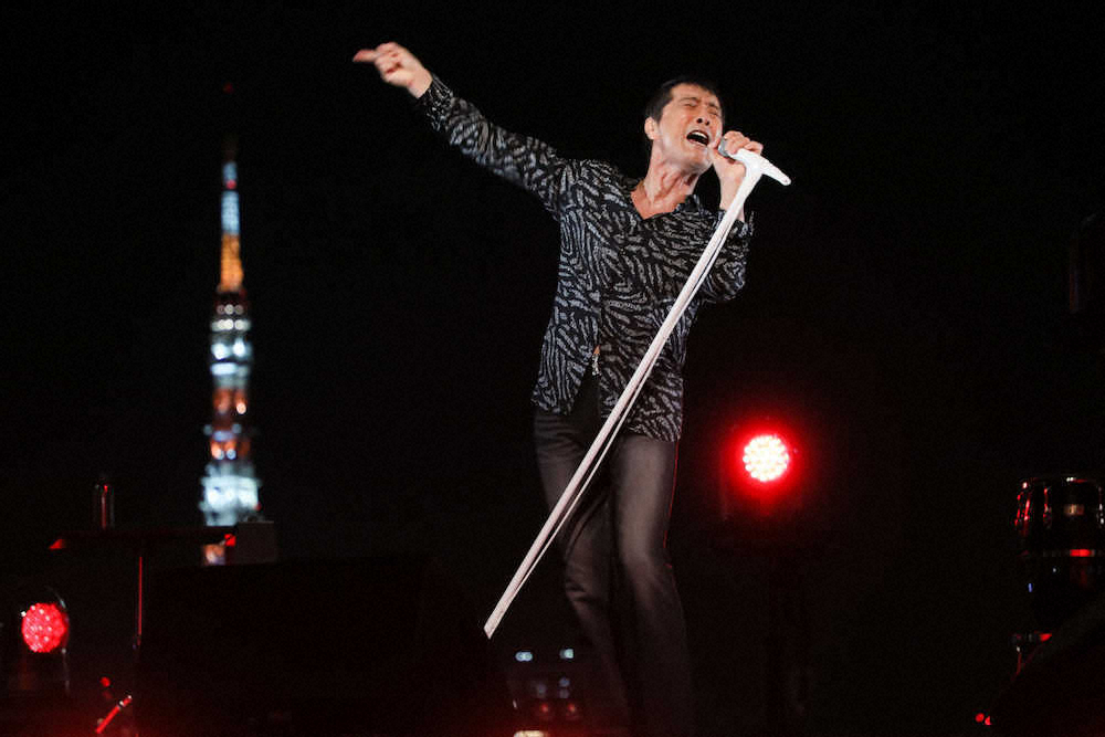 東京タワーをバックに熱唱する矢沢永吉