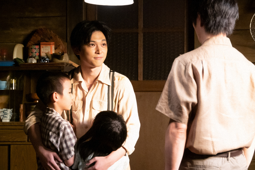 連続テレビ小説「なつぞら」第133話。家に戻り、我が子を抱き締める天陽（吉沢亮、中央）（C）NHK