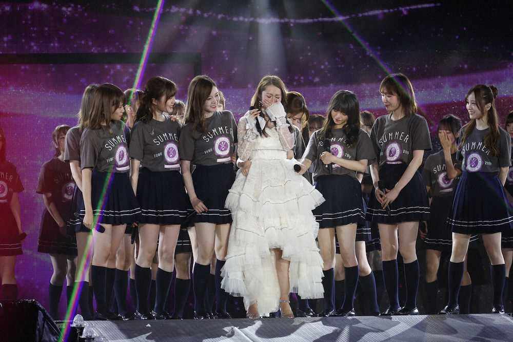 ソロステージでメンバー全員が駆けつけ、涙で歌えなくなる乃木坂46の桜井玲香