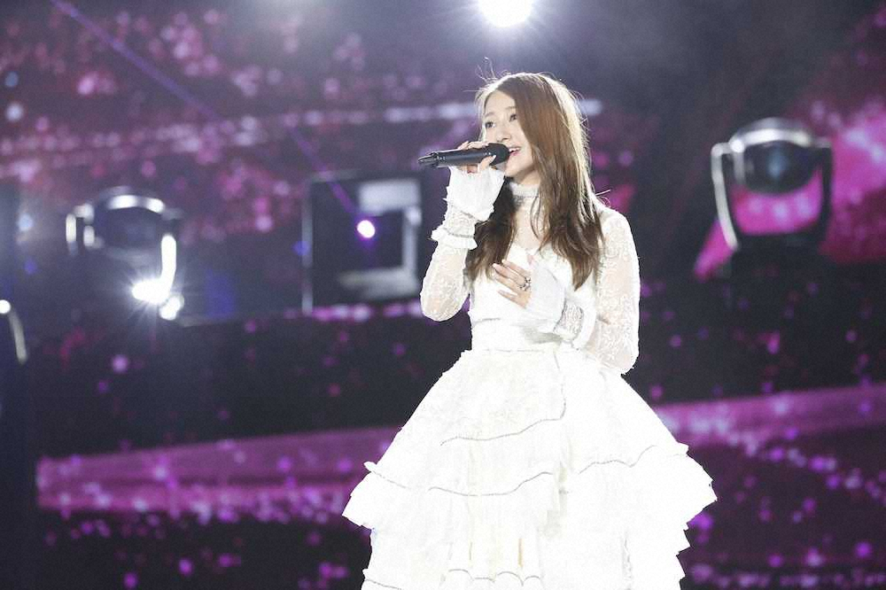 純白のドレス姿でソロ曲を歌う乃木坂46の桜井玲香