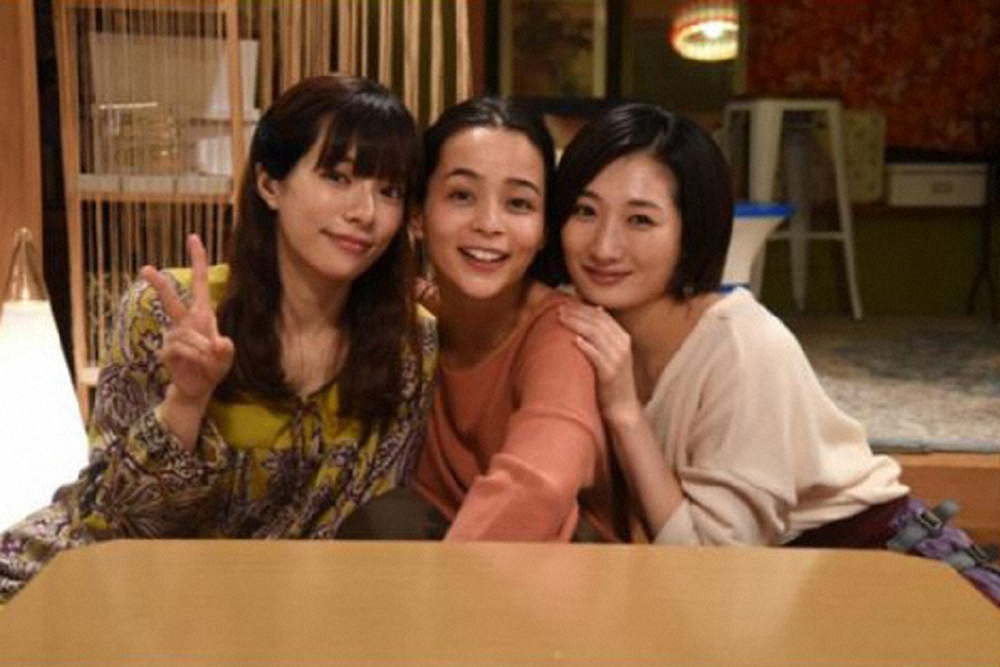 「FOD」オリジナル連続ドラマ「地獄のガールフレンド」に出演する（左から）桜井ユキ、加藤ローサ、武田梨奈
