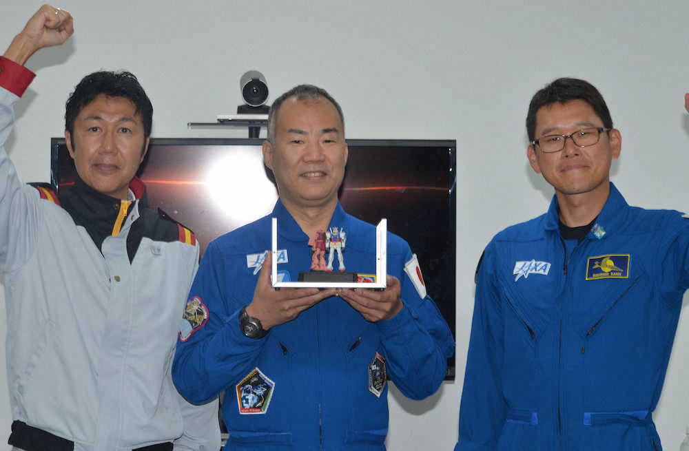 人工衛星に搭載す“ガンプラ”について意見を交わした（左から）バンダイの山中信弘さんと、野口聡一、金井宣茂両宇宙飛行士