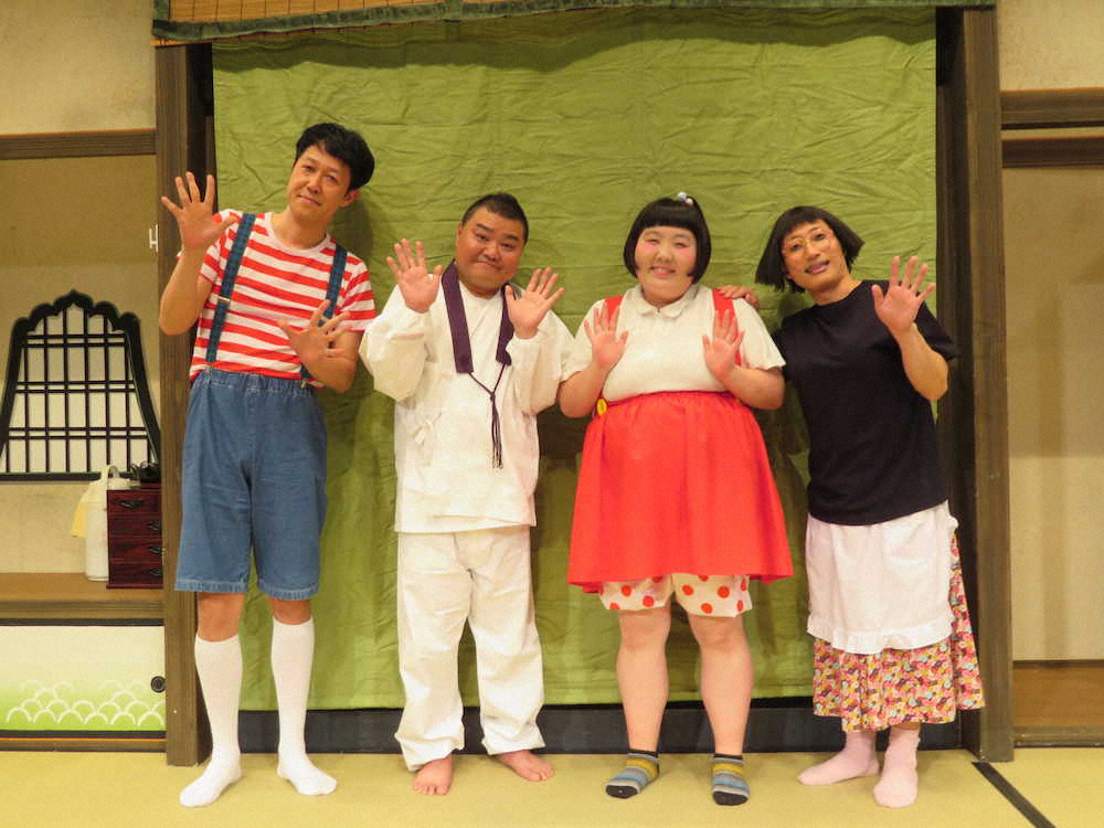 「吉本新喜劇ワールドツアー～60周年それがどうした！～」の国内ツアーを大阪・なんばグランド花月で打ち上げた（左から）小籔千豊、川畑泰史、酒井藍、すっちー