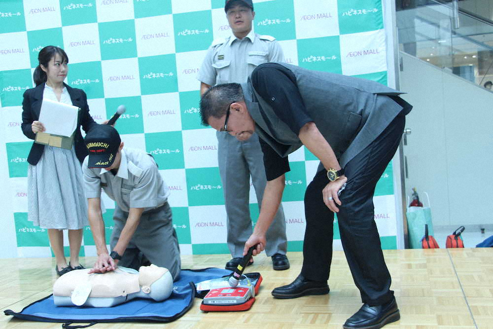 【画像・写真】救急の日を前に、イベント「親子で学ぶAED講座」と、自身が企画した著書「防災減災119」の販売撮影会に登場した蝶野正洋