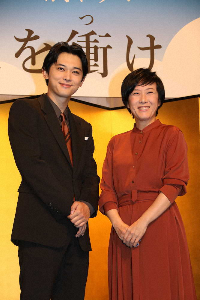 2021年NHK大河ドラマ「青天を衝（つ）け」制作・主演発表会見に出席した、主演の吉沢亮（左）と脚本の大森美香氏