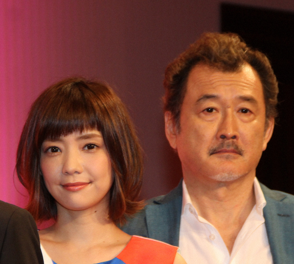 テレビ朝日「刑事７人」に出演する倉科カナ（左）と吉田鋼太郎