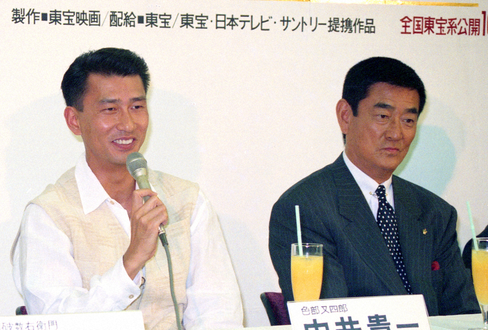 映画「四十七人の刺客」で共演した中井貴一（左）と高倉健さん