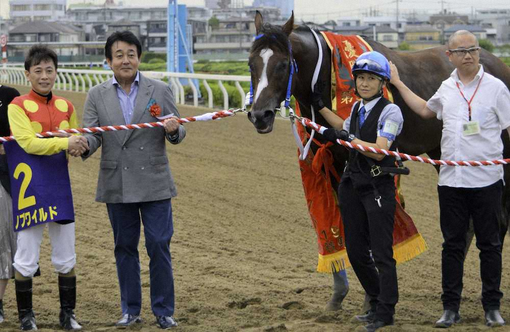愛馬ノブワイルドが重賞を制覇し、前田亘輝オーナー（左から2人目）は笑顔で左海と握手