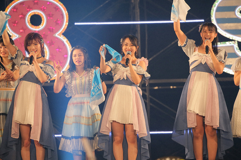 「ひこうき雲」でタオルを振り回す、前列左からAKB48／STU48岡田奈々、AKB48向井地美音、STU48瀧野由美子　（C）AKS 　（C）STU