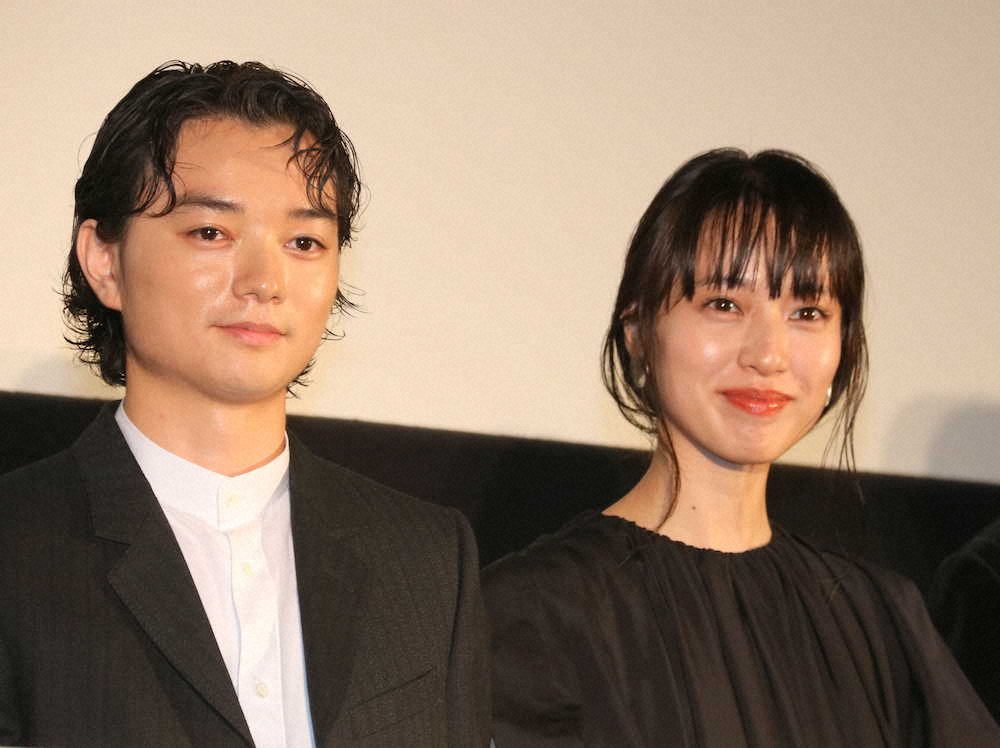 映画「最初の晩餐」（監督常盤司郎）完成披露上映会に登壇した染谷将太（左）と戸田恵梨香