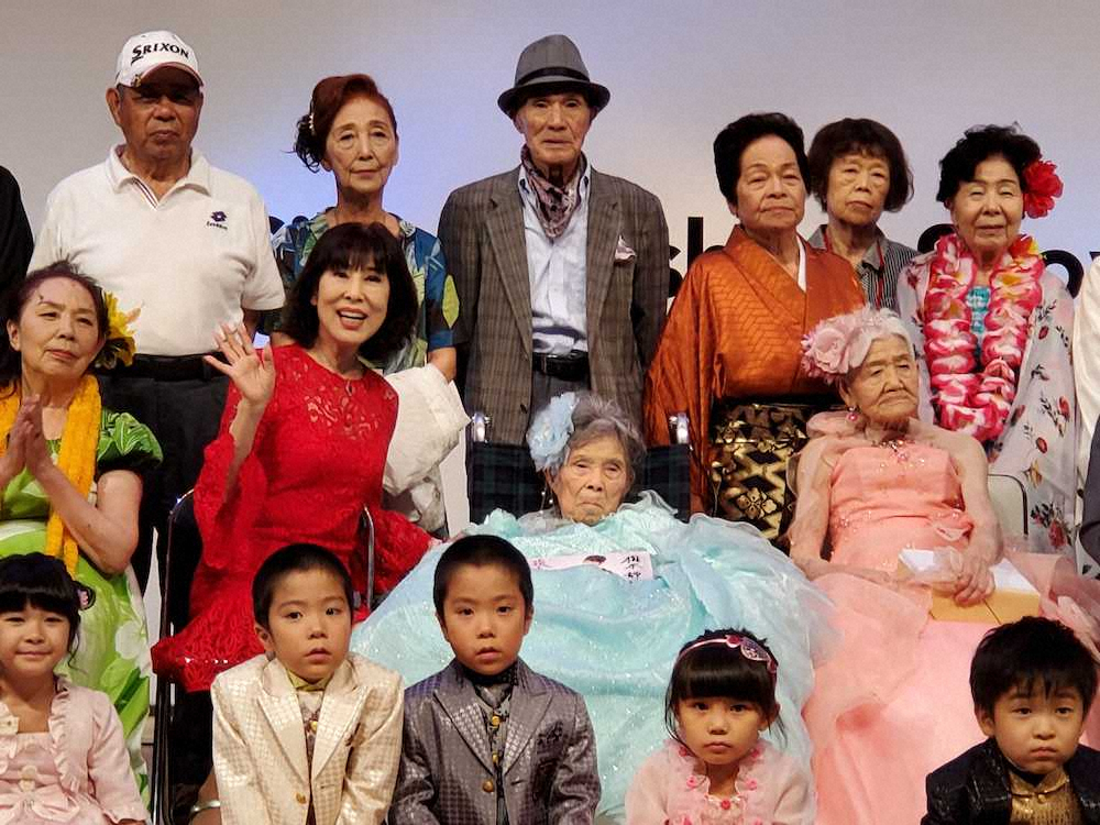 「あまくさシルバーファッションショー」にゲスト出演した原田悠里（中列左から2人目）