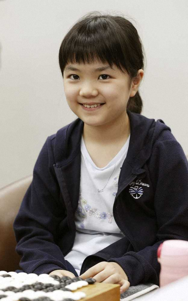 公式戦で初めて男性棋士に勝利を収め笑顔の仲邑菫初段