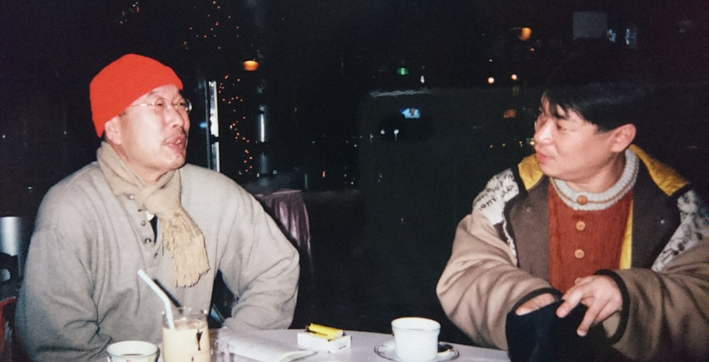 ９９年、ＭＢＳラジオ「冬眠返上菊水丸」で「Ａ　ＤＡＹ」を歌いに東京から来てくださり大感激（左）