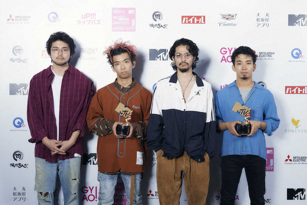 受賞したKing　Gnuの（左から）井口理、勢喜遊、常田大希、新井和輝