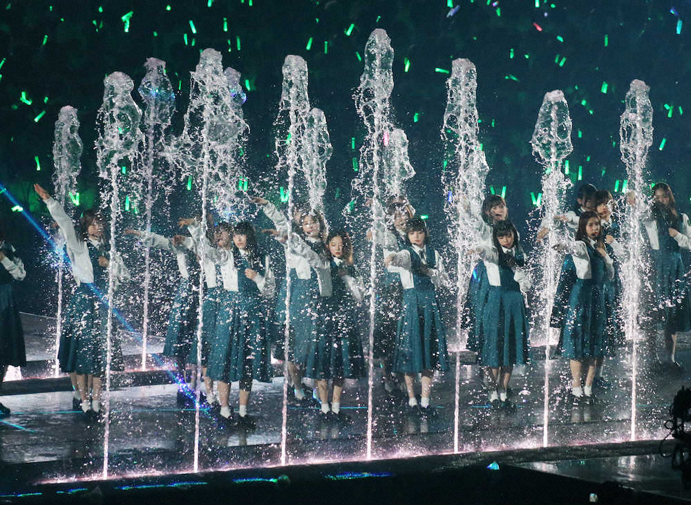 水がほとばしる中、熱唱する欅坂46のメンバー。前列右から3人目が平手友梨奈（撮影・西海健太郎）