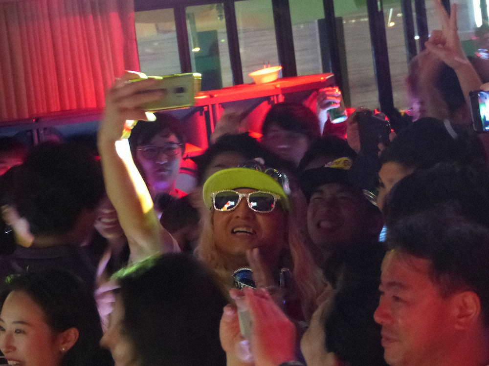 パブリックビューイングの観衆のど真ん中で自撮りして日本勝利の喜びを分かち合うDJ　KOO