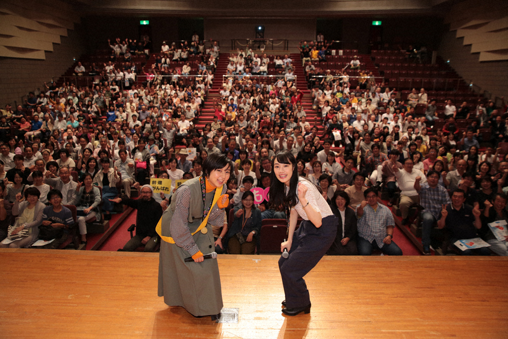 和歌山県橋本市でトークイベントに参加した上白石萌歌（手前左）と佐々木ありさ