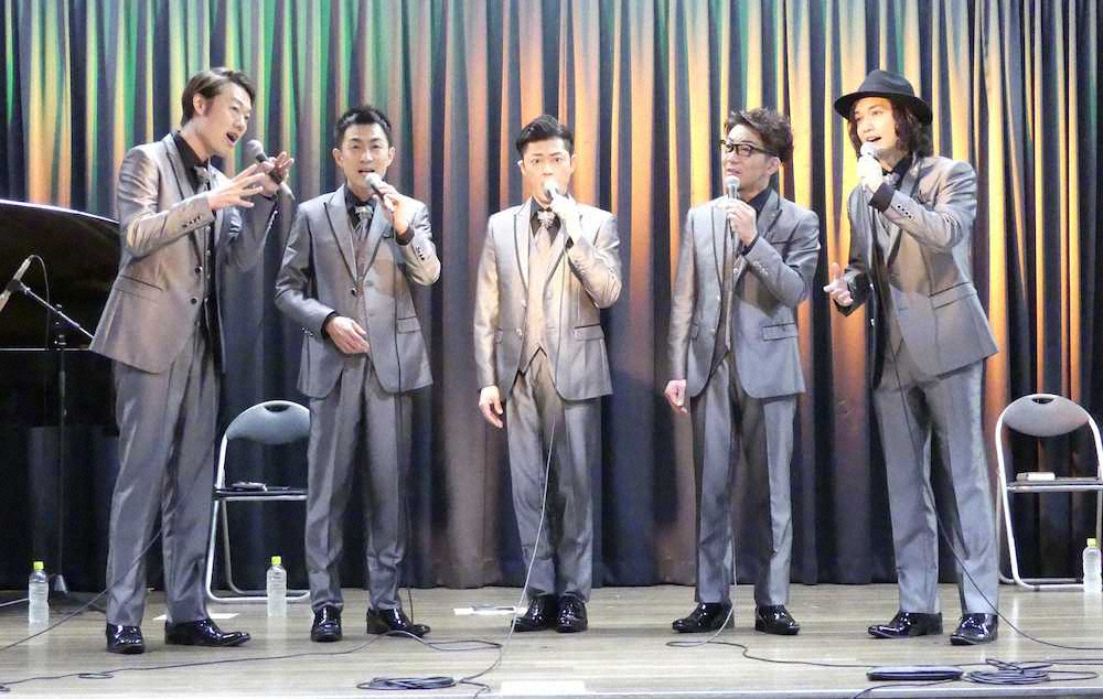 千葉・稲毛のシニア向けマンションでコンサートを行った「ベイビー・ブー」の（左から）シノブ、ケン、チェリー、ユースケ、ユウ