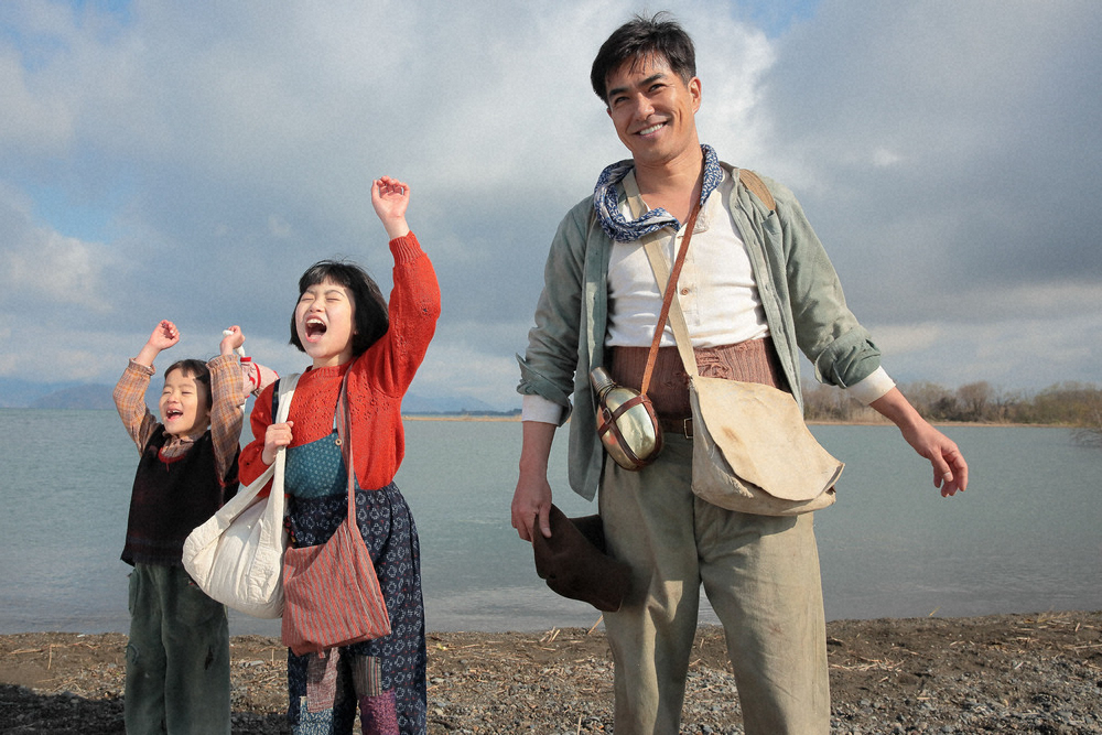 連続テレビ小説「スカーレット」第1週は「はじめまして信楽」。引っ越し先の信楽へ向かう途中、琵琶湖で休憩をする喜美子（川島夕空・左から2人目）たち（C）NHK
