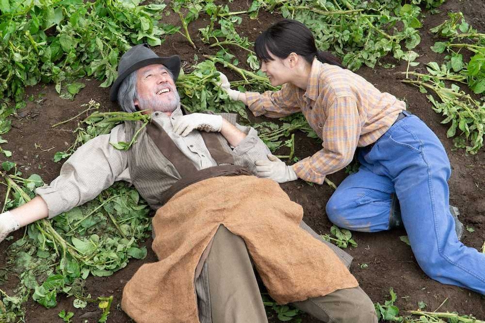 連続テレビ小説「なつぞら」最終回。天陽のジャガイモ畑に寝転がる（左から）泰樹（草刈正雄）なつ（広瀬すず）（C）NHK