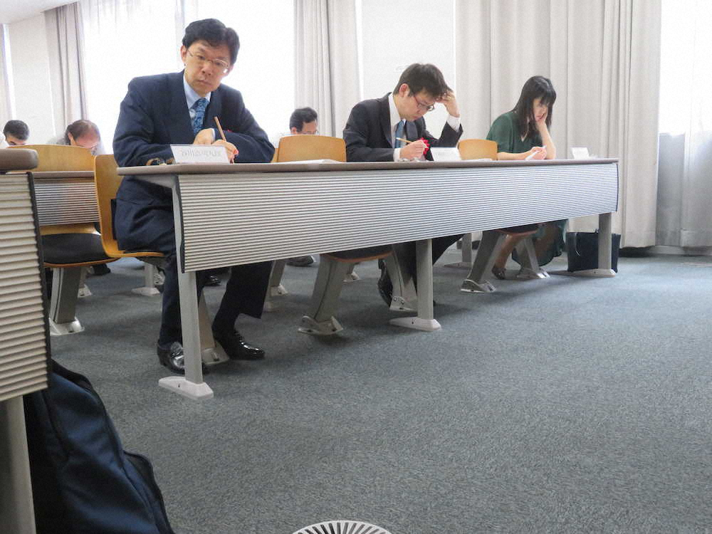 将棋文化検定の答案を解く（左から）谷川浩司九段、山崎隆之八段、村田智穂女流二段