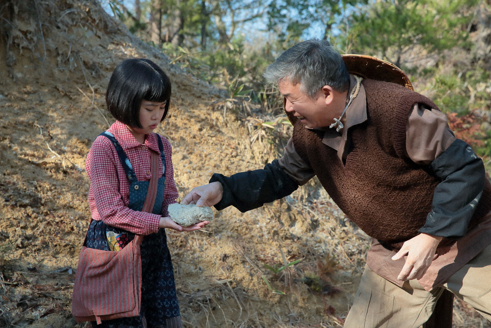 【画像・写真】【明日10月1日のスカーレット】第2話　地面を掘り返す謎の男と出会った喜美子　一方小学校では…