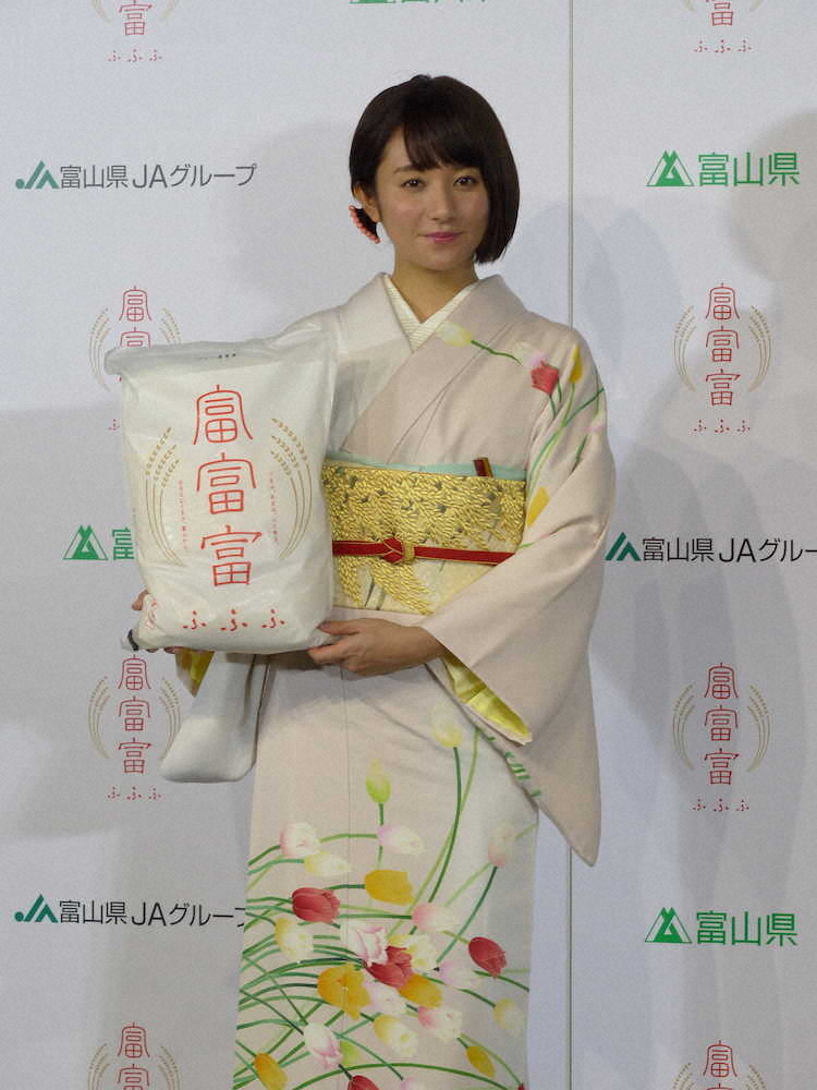 【画像・写真】木村文乃　ロケ弁ペロリで赤面ふふふ　満腹CM撮影