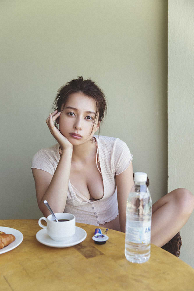 【画像・写真】「世界で最も美しい顔100人」のモデルNiki　写真集で“ジャングルブラ”