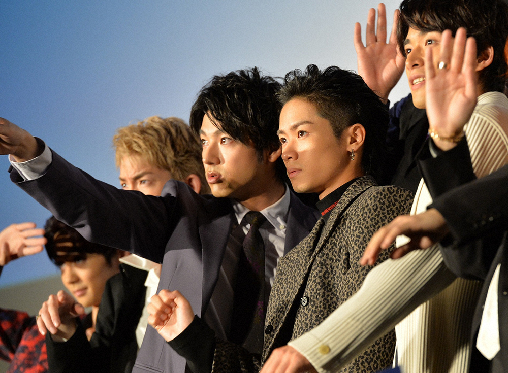 映画「HiGH＆LOW　THE　WORST」の初日舞台あいさつで、客席を指さす山田裕貴（左から2人目）。右隣は川村壱馬