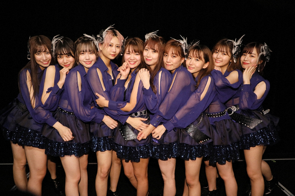 卒業発表したSKE48高柳明音（中央右）は、メンバーと記念撮影する