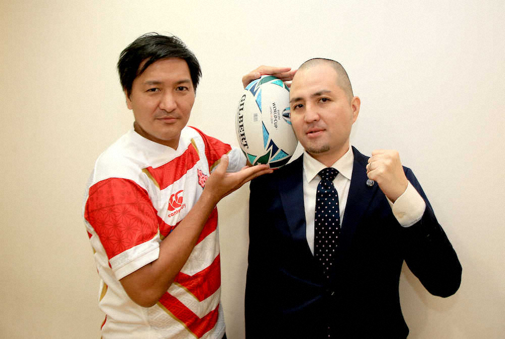 ラグビー日本代表にエールを送るスリムクラブ・真栄田（左）と内間