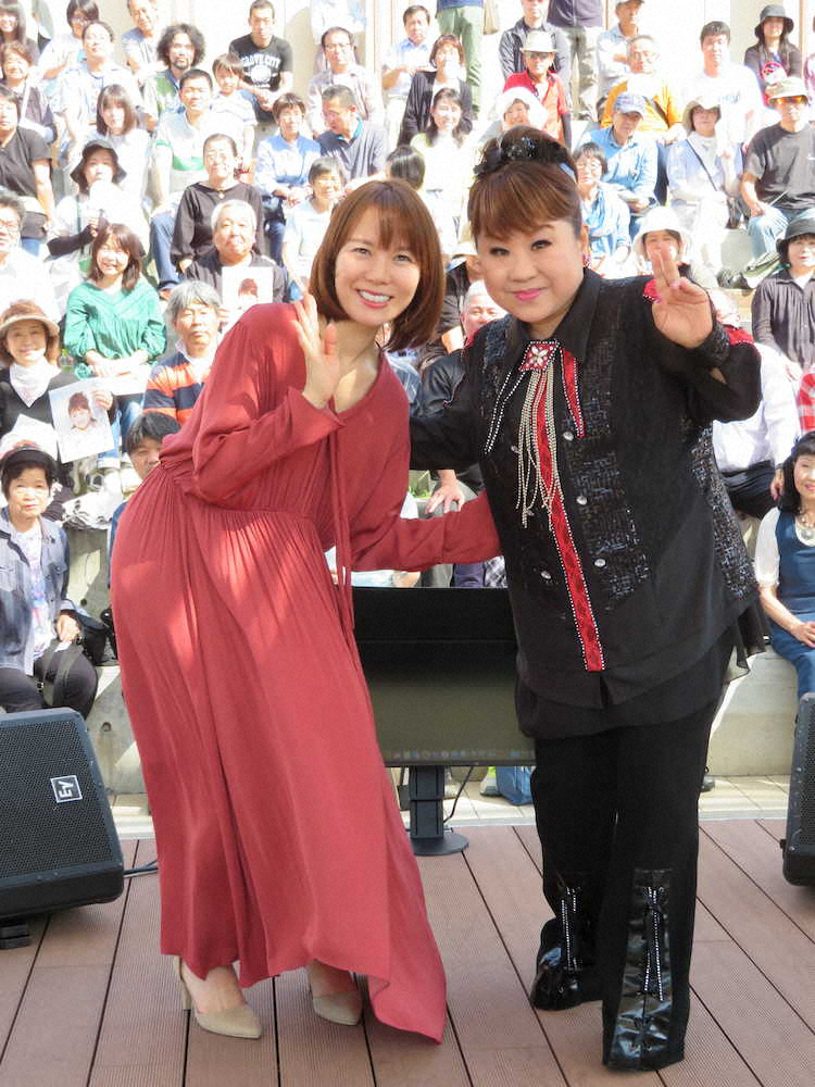 約600人のファンを前に新曲「大阪恋時雨」を披露した天童よしみ（右）と作詞作曲の半崎美子