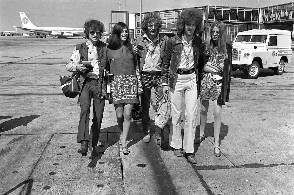 1967年8月、英ヒースロー空港から米ツアーに出発する「クリーム」のジャック・ブルースさん（左）、ジンジャー・ベイカー さん（中央）とエリック・クラプトン（中央右）　（AP）