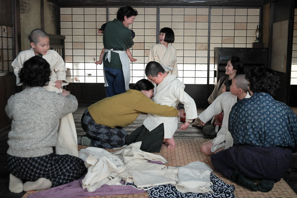 連続テレビ小説「スカーレット」第8話。柔道着を試着する子どもたち（C）NHK