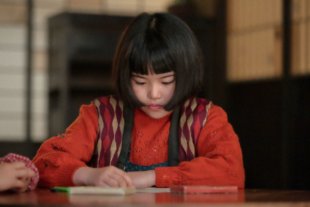 連続テレビ小説「スカーレット」第9話。妹・直子のために絵を描く川原喜美子（川島夕空）（C）NHK