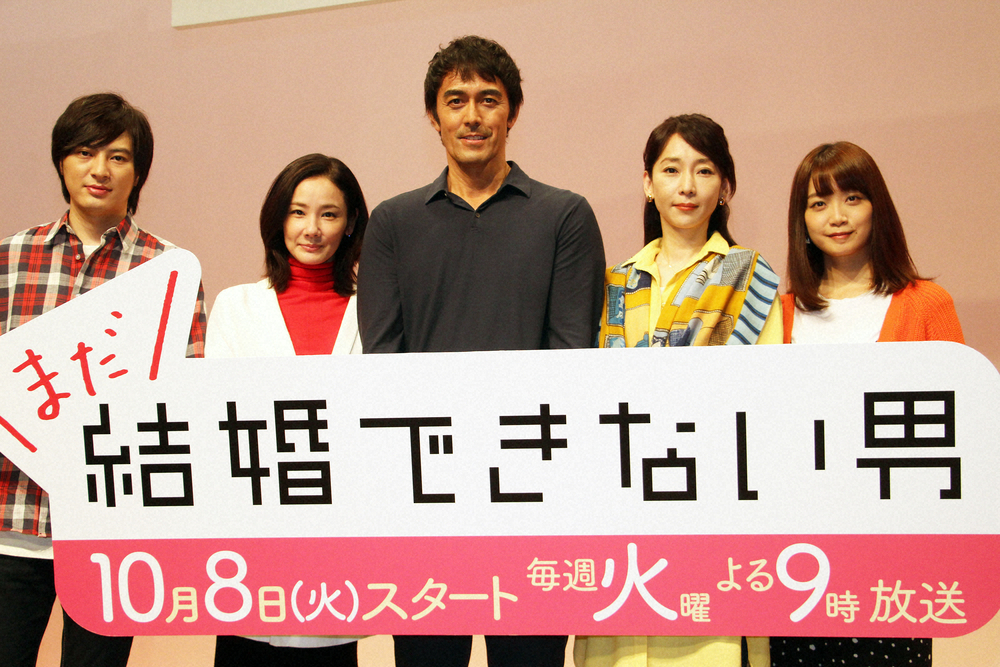 「まだ結婚できない男」制作発表会見での（左から）塚本高史、吉田羊、阿部寛、稲森いずみ、深川麻衣