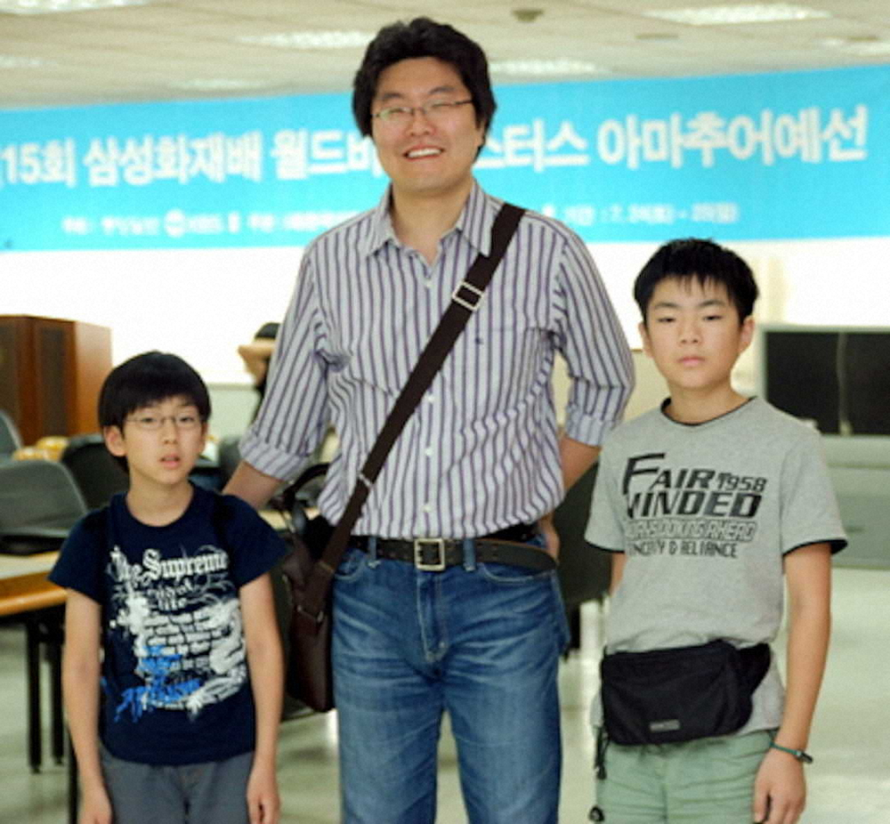 小学4年の時、洪清泉四段（中央）と韓国研修に参加した芝野虎丸八段（左）。右は龍之介二段。（洪清泉さん提供）