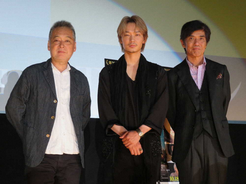 映画「楽園」の舞台あいさつに登壇した（左から）瀬々敬久監督、綾野剛、佐藤浩市　　　　　　　　　　　　　　　　　　　　　　　　　　　　　　　