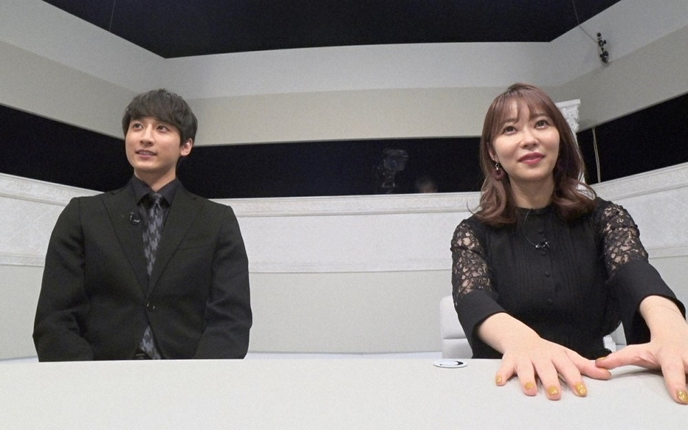 「人間性暴露ゲーム　輪舞曲～RONDO～」に挑む（左から）小関裕太、指原莉乃（C）フジテレビ