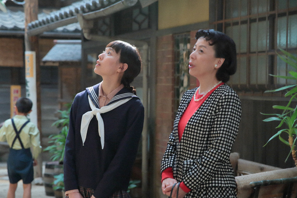 連続テレビ小説「スカーレット」第3週は「ビバ！大阪新生活」。荒木荘に到着した喜美子（戸田恵梨香・左）とさだ（羽野晶紀・右）。（C）NHK